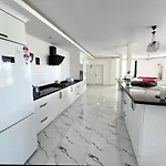 Elegant Private With Garden & Pool Villa *
