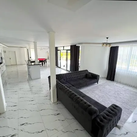 Elegant Private With Garden & Pool