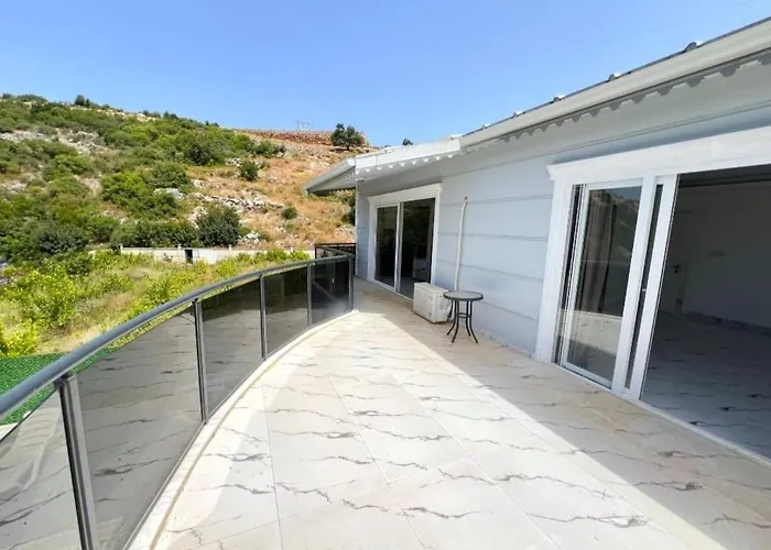 Elegant Private With Garden & Pool فيلة