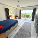 Elegant Private With Garden & Pool *