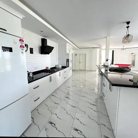 Elegant Private With Garden & Pool Вилла *