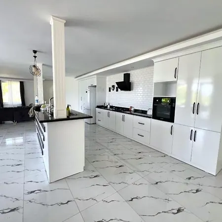 Elegant Private With Garden & Pool *