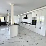 Elegant Private With Garden & Pool *
